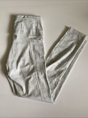 High-Waist Light Gray Patterned Leggings with Side Pockets